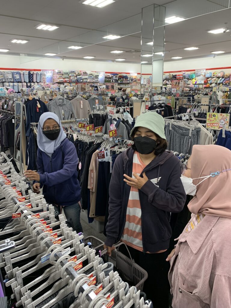 就業準備のお買い物の様子
