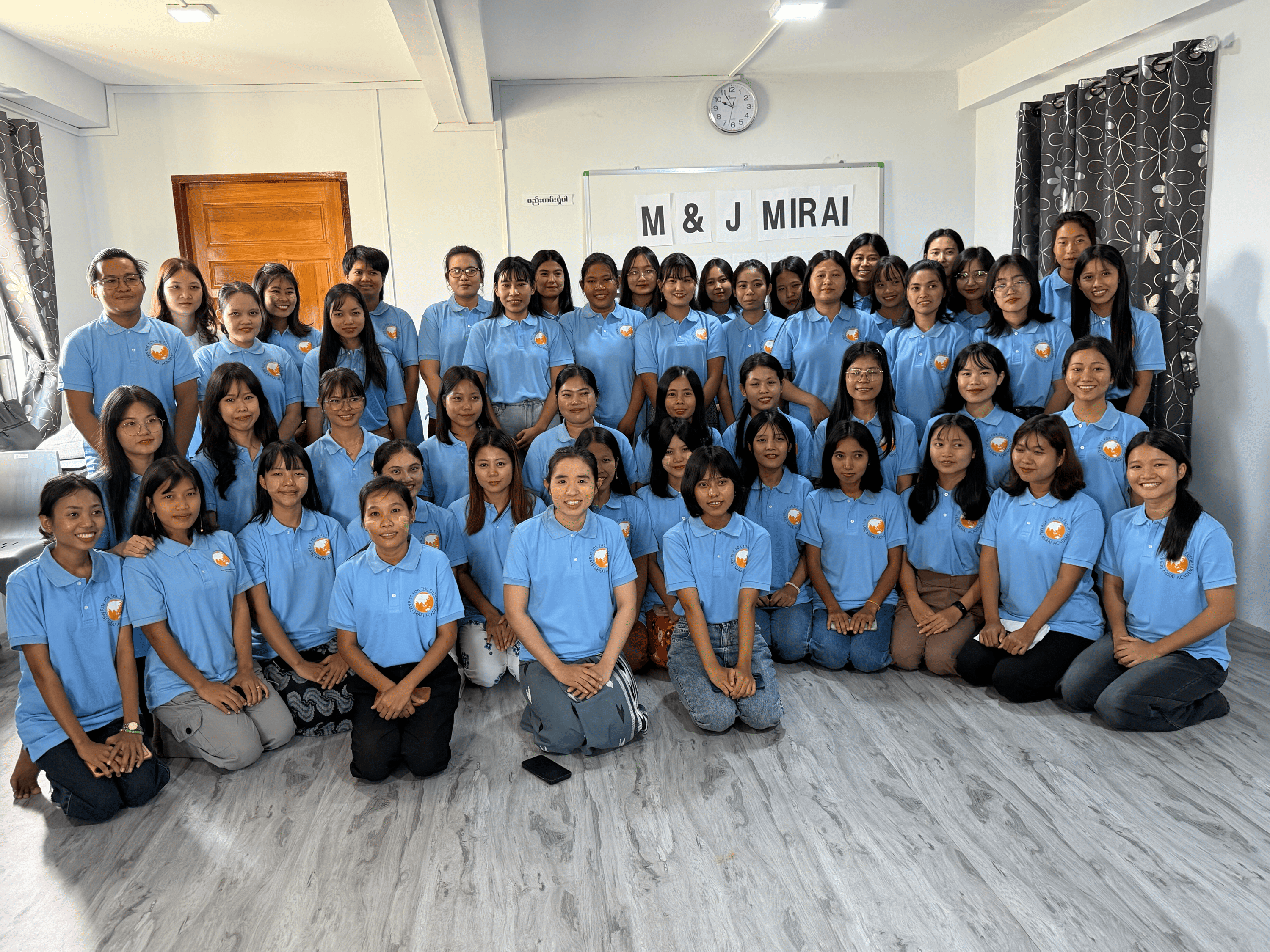 MIRAI日本語学校（ミャンマー）のMIRAIクラス学生による集合写真
