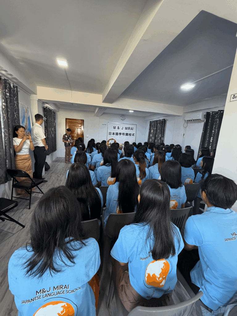 ミャンマーにあるMIRAI日本語学校の教室で、MIRAIクラスの学生約45名が着席し、日本語学校開校式の説明を受けている様子